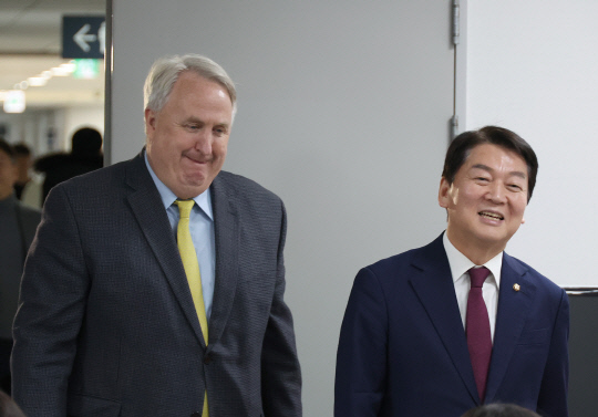 지난 12월7일 국민의힘 인요한(왼쪽부터) 혁신위원장과 안철수 의원이 서울 여의도 국회 의원회관에서 면담을 하기 위해 회의실로 입장하고 있다.<연합뉴스>